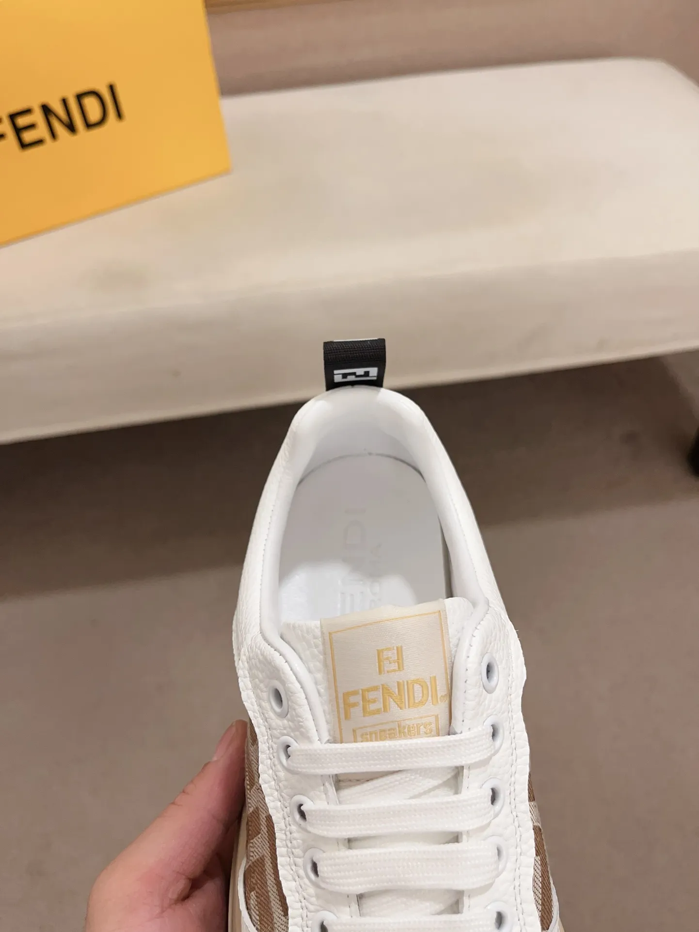 Men's shoes💰: 400💰[Fendi] Fendi's latest casual shoes for men! Available at counters simultaneously! A one-to-one replica of the original. All imported official website one-to-one cowhide fabric. The interior is made of top-grade sheepskin, and the original factory-supplied rubber outsole is used. Leading new fashion concepts. Matching code: 38-44. (can be customized for 45 non-refundable)